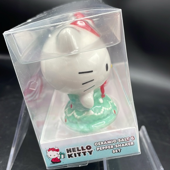 Hello Kitty Holiday Salt & Pepper Shaker Set - Picture 3 of 4